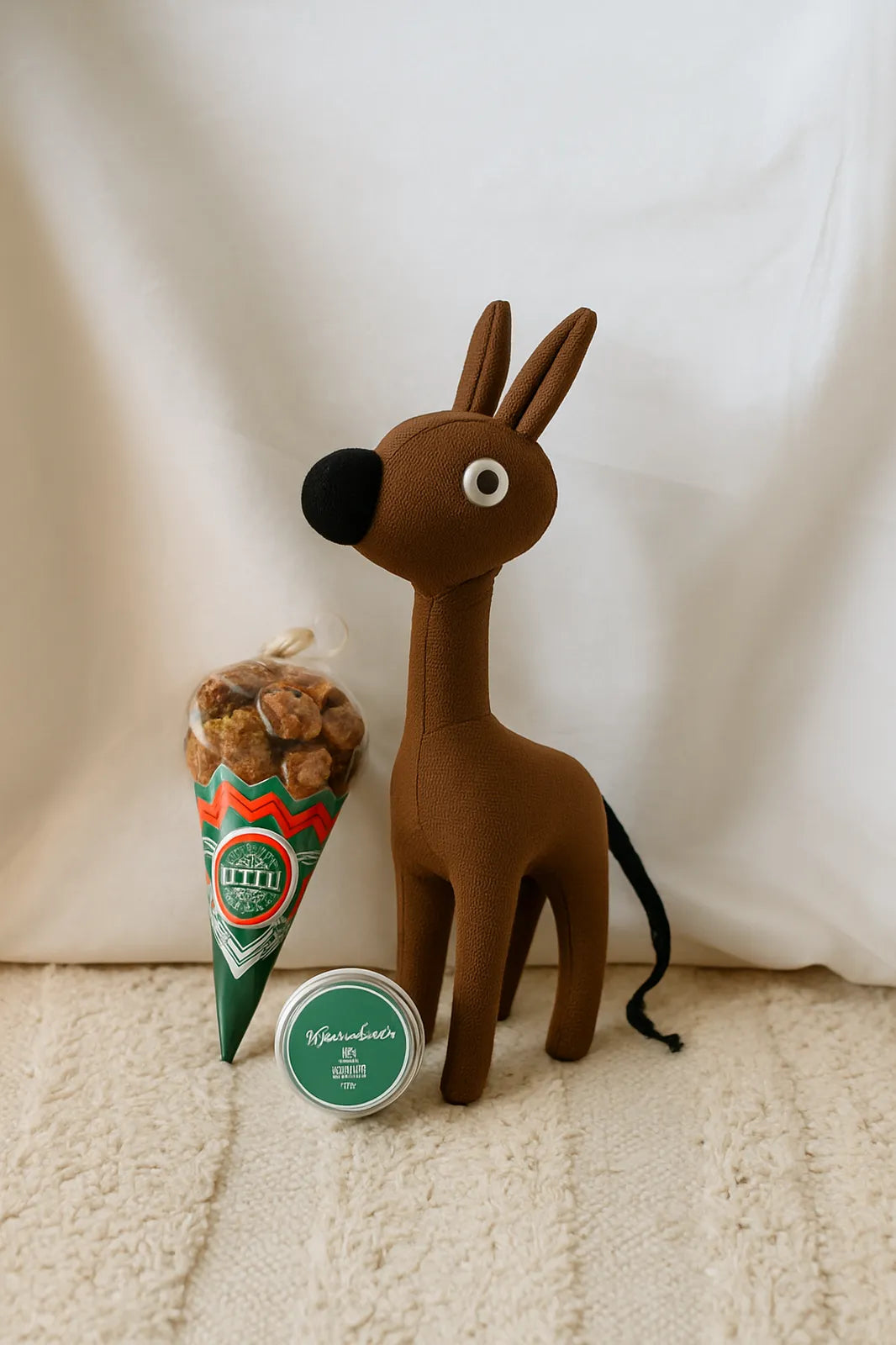 Hochwertiges_Hundespielzeug_und_natuerliche_Leckerlis_Merry_x_mass_Geschenkbox_M