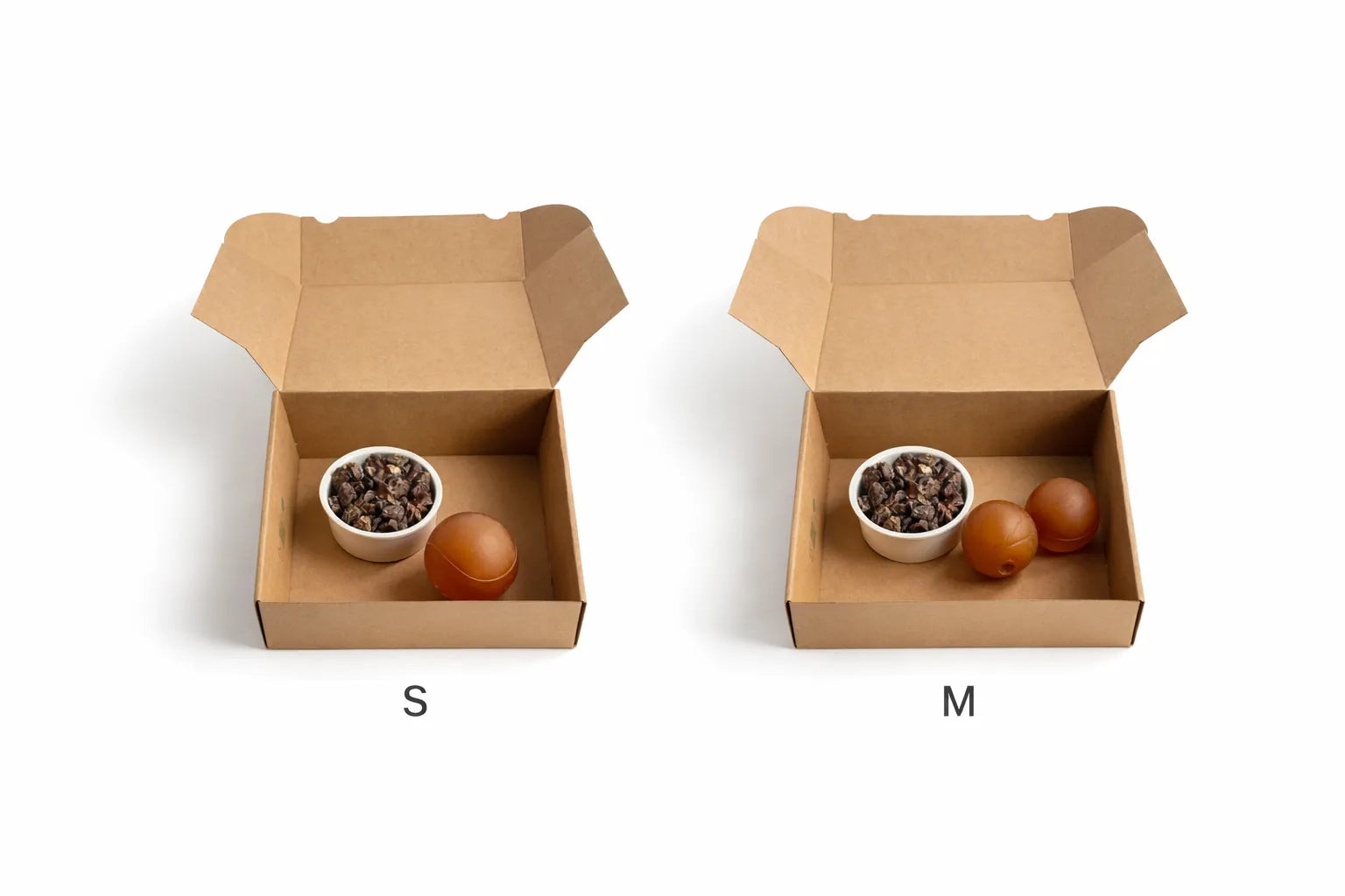 Größenvergleich der Feed & Friends Abendruhe-Box für Hunde in S und M – Box mit Snackball und natürlichen Snacks im direkten Vergleich