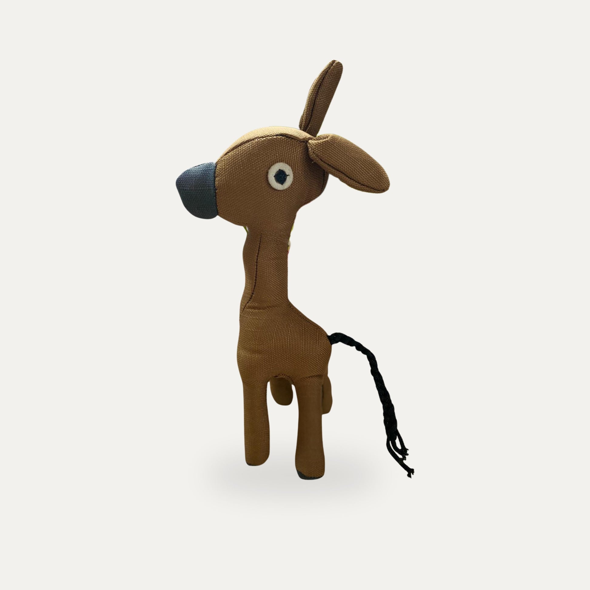 Hundespielzeug in Rehform aus Textil auf neutralem Hintergrund

