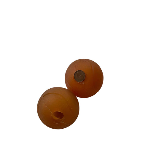 Detailansicht Naturkautschuk Ball M mit Öffnung zum Befüllen mit Snacks

